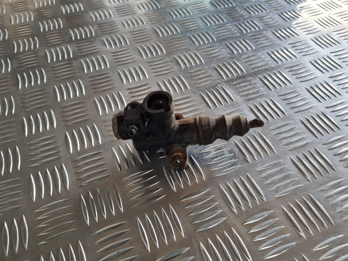 Sajūga palīgcilindrs priekš SUBARU LEGACY 2010 1 Sajūga palīgcilindrs priekš SUBARU LEGACY 2010