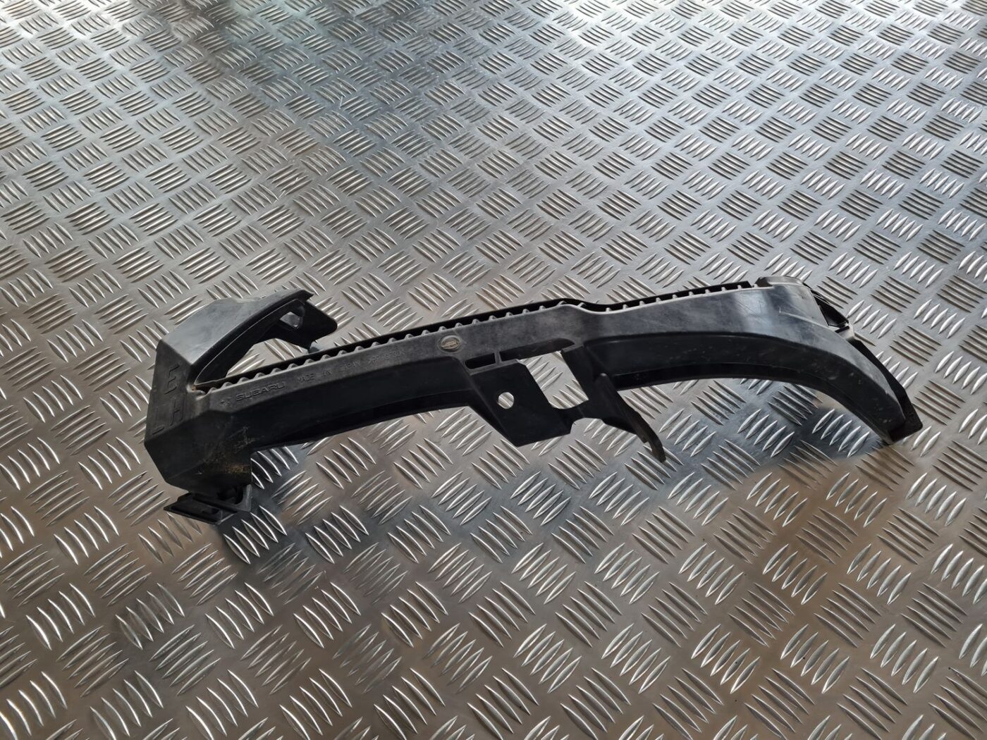 Priekšēja bufera kreisāis kronšteins priekš SUBARU LEGACY 2010 1 Priekšēja bufera kreisāis kronšteins priekš SUBARU LEGACY 2010