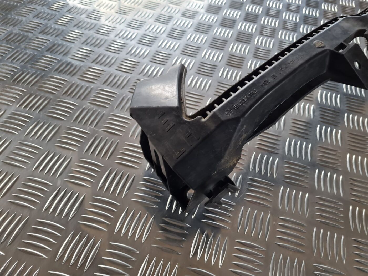 Priekšēja bufera kreisāis kronšteins priekš SUBARU LEGACY 2010 2 Priekšēja bufera kreisāis kronšteins priekš SUBARU LEGACY 2010