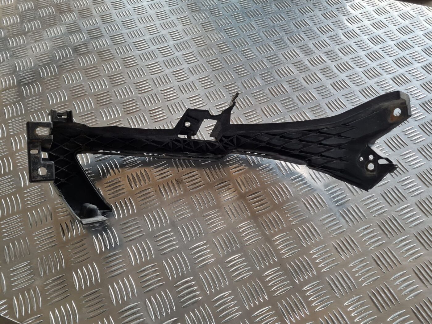 Priekšēja bufera kreisāis kronšteins priekš SUBARU LEGACY 2010 3 Priekšēja bufera kreisāis kronšteins priekš SUBARU LEGACY 2010