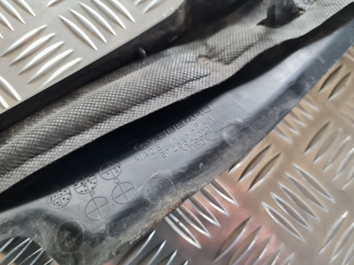 Ieliktņis starp spārnu un durvīm priekš SUBARU LEGACY 2010 3 Ieliktņis starp spārnu un durvīm priekš SUBARU LEGACY 2010