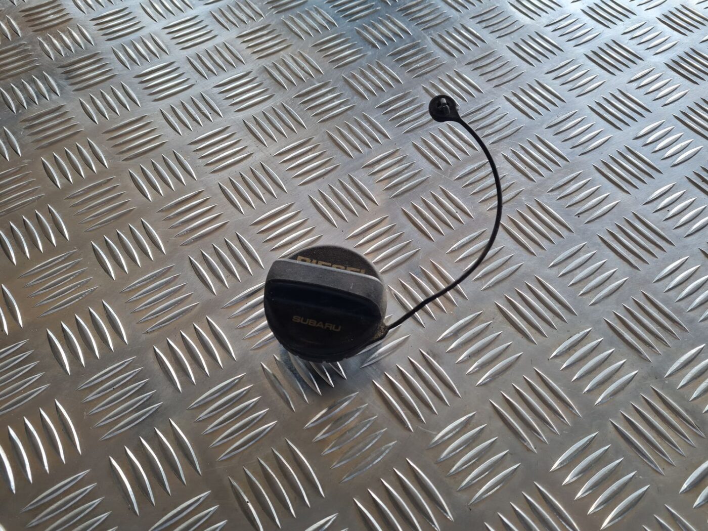 Degvielas uzpildes korķis priekš SUBARU LEGACY 2010 1 Degvielas uzpildes korķis priekš SUBARU LEGACY 2010