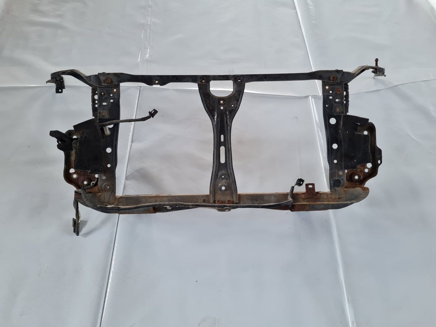 Priekšējā radiatora rāmis priekš SUBARU LEGACY 2010 1 Priekšējā radiatora rāmis priekš SUBARU LEGACY 2010