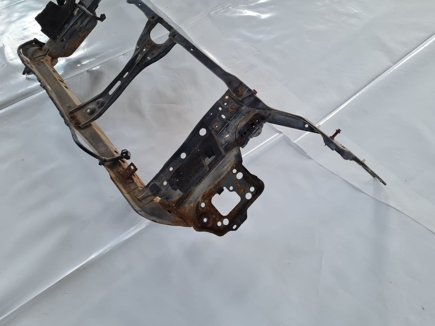 Priekšējā radiatora rāmis priekš SUBARU LEGACY 2010 5 Priekšējā radiatora rāmis priekš SUBARU LEGACY 2010