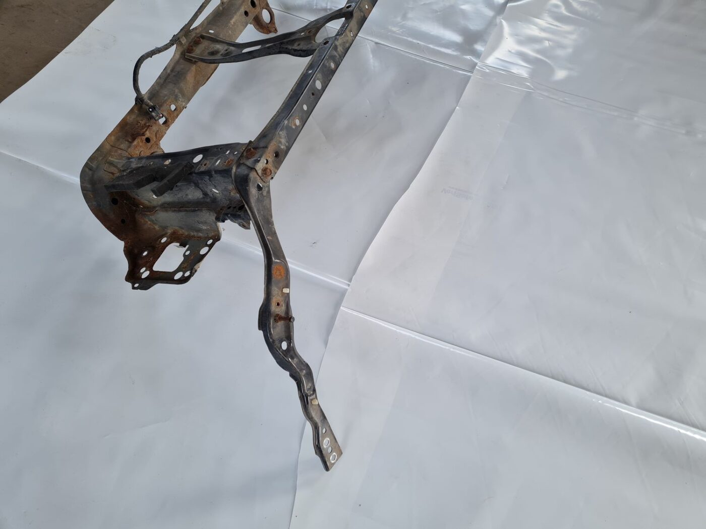 Priekšējā radiatora rāmis priekš SUBARU LEGACY 2010 4 Priekšējā radiatora rāmis priekš SUBARU LEGACY 2010