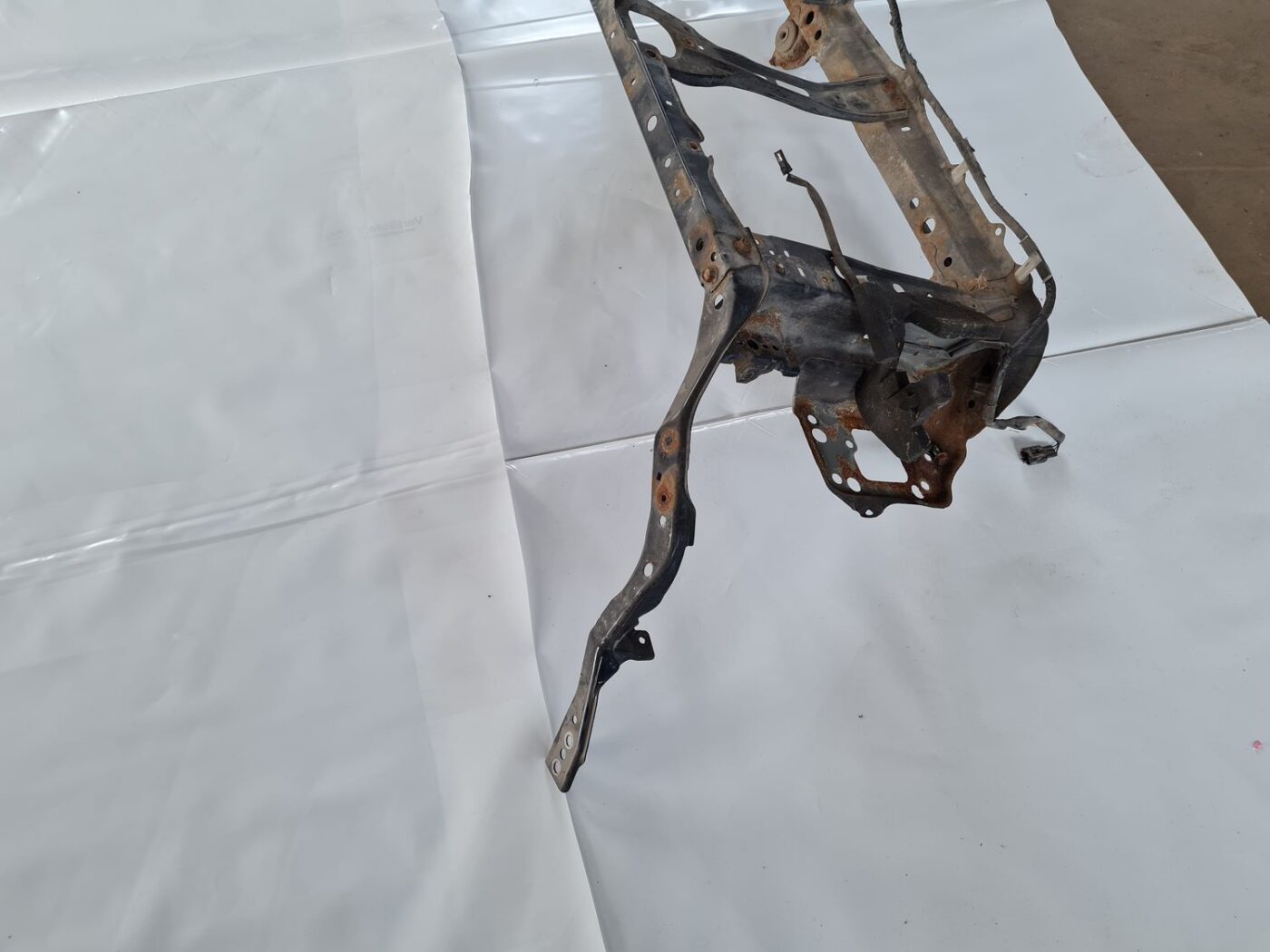 Priekšējā radiatora rāmis priekš SUBARU LEGACY 2010 3 Priekšējā radiatora rāmis priekš SUBARU LEGACY 2010