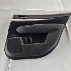 Aizmugurējo labo durvju apdare priekš SUBARU LEGACY 2010