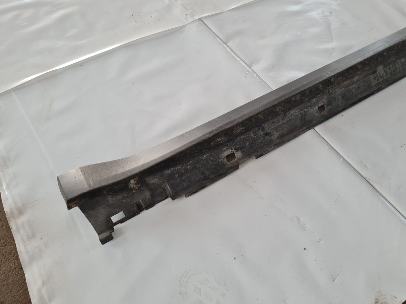 Ārēja sliekšņa laba uzlika priekš SUBARU LEGACY 2010 2 Ārēja sliekšņa laba uzlika priekš SUBARU LEGACY 2010