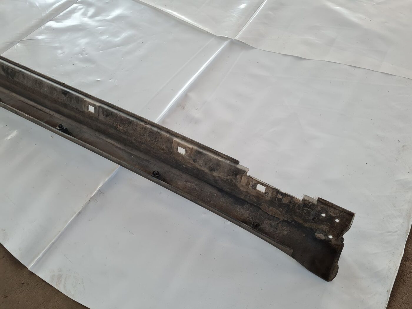 Ārēja sliekšņa laba uzlika priekš SUBARU LEGACY 2010 4 Ārēja sliekšņa laba uzlika priekš SUBARU LEGACY 2010