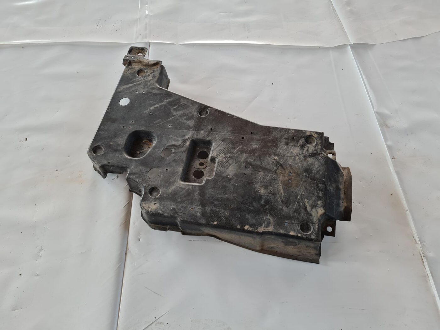 Dzinēja aizsargdaļas priekš SUBARU LEGACY 2010 1 Dzinēja aizsargdaļas priekš SUBARU LEGACY 2010