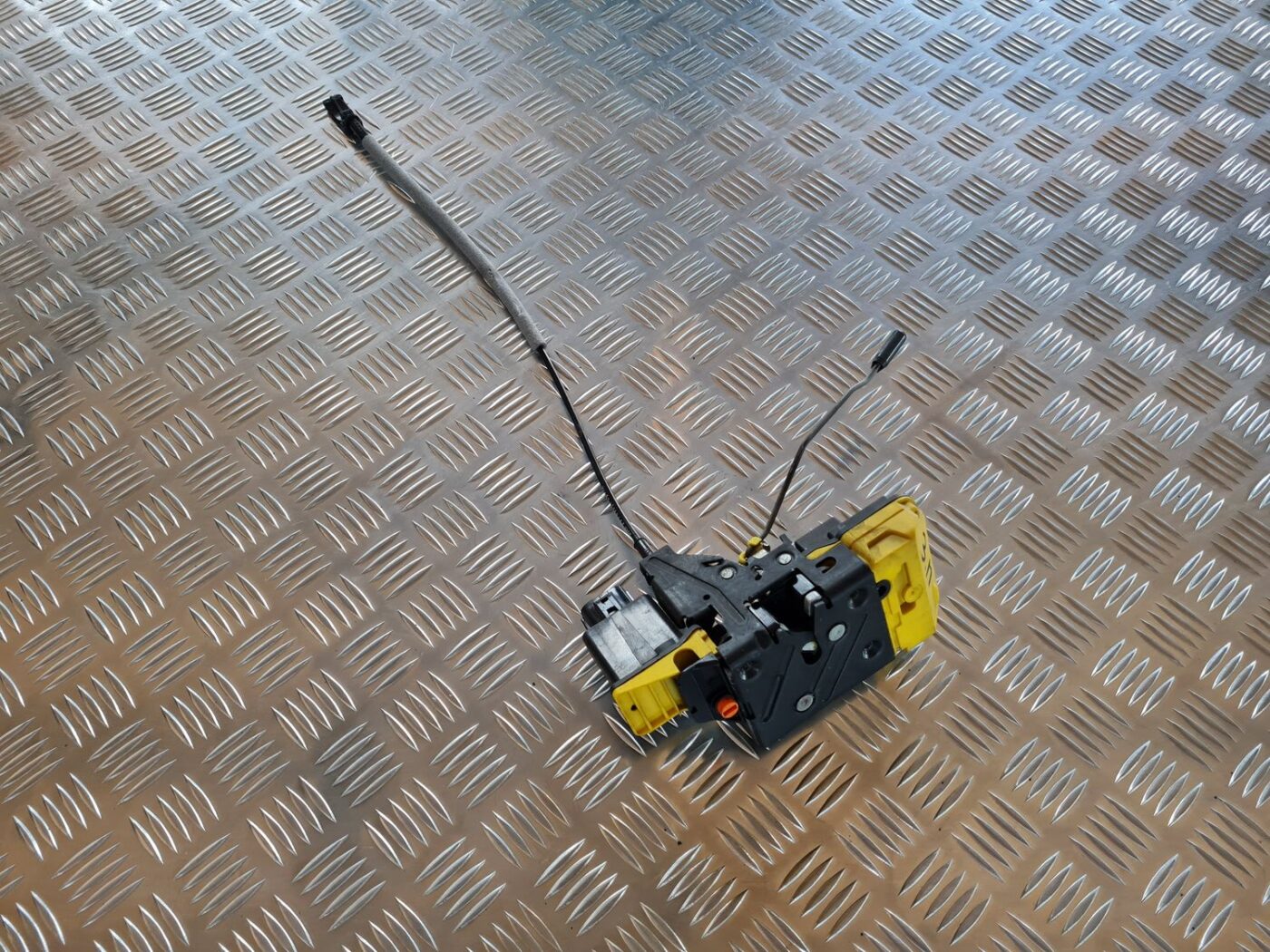 Aizmugurējo labo durvju slēdzene priekš VOLVO V70 2006