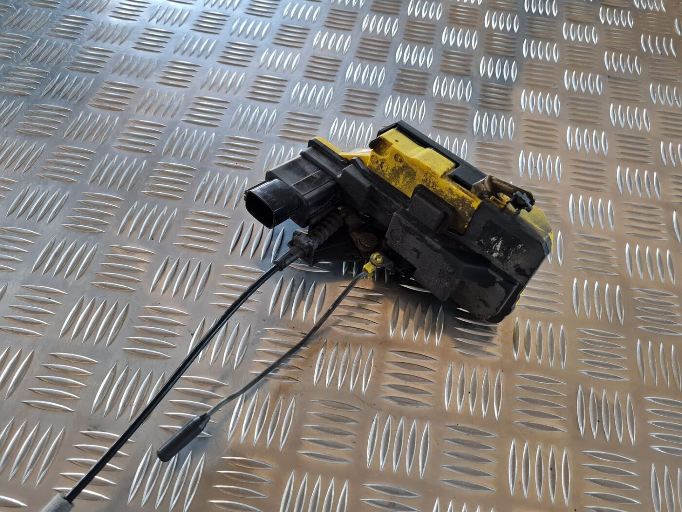 Aizmugurējo labo durvju slēdzene priekš VOLVO V70 2006