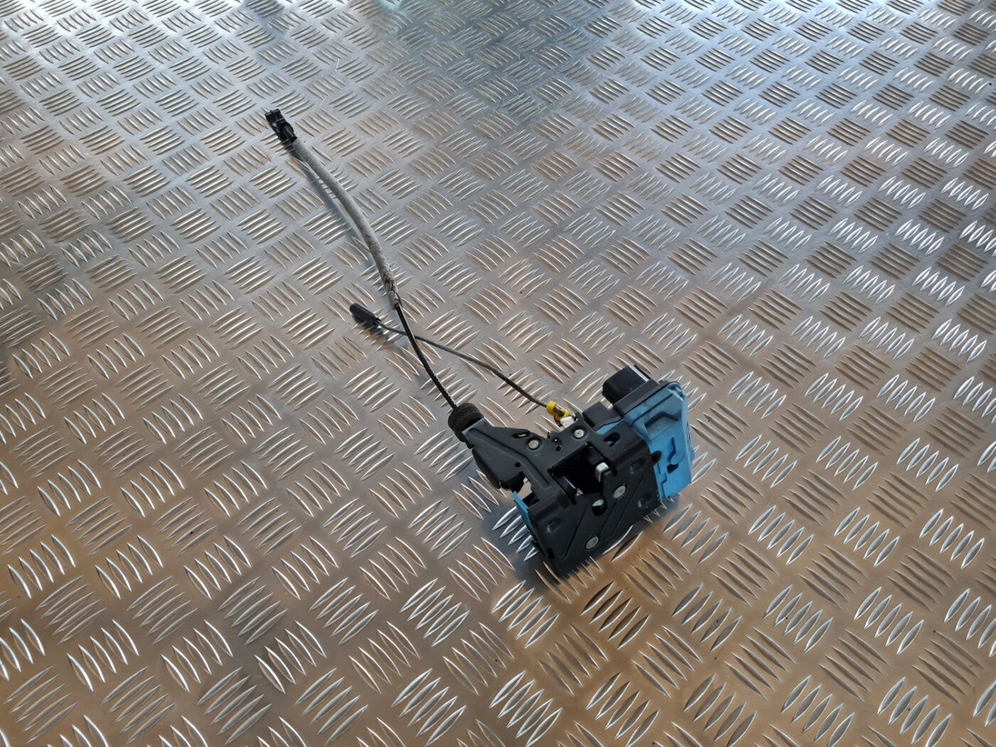 Priekšējo labo durvju slēdzene priekš VOLVO V70 2006 1 Priekšējo labo durvju slēdzene priekš VOLVO V70 2006