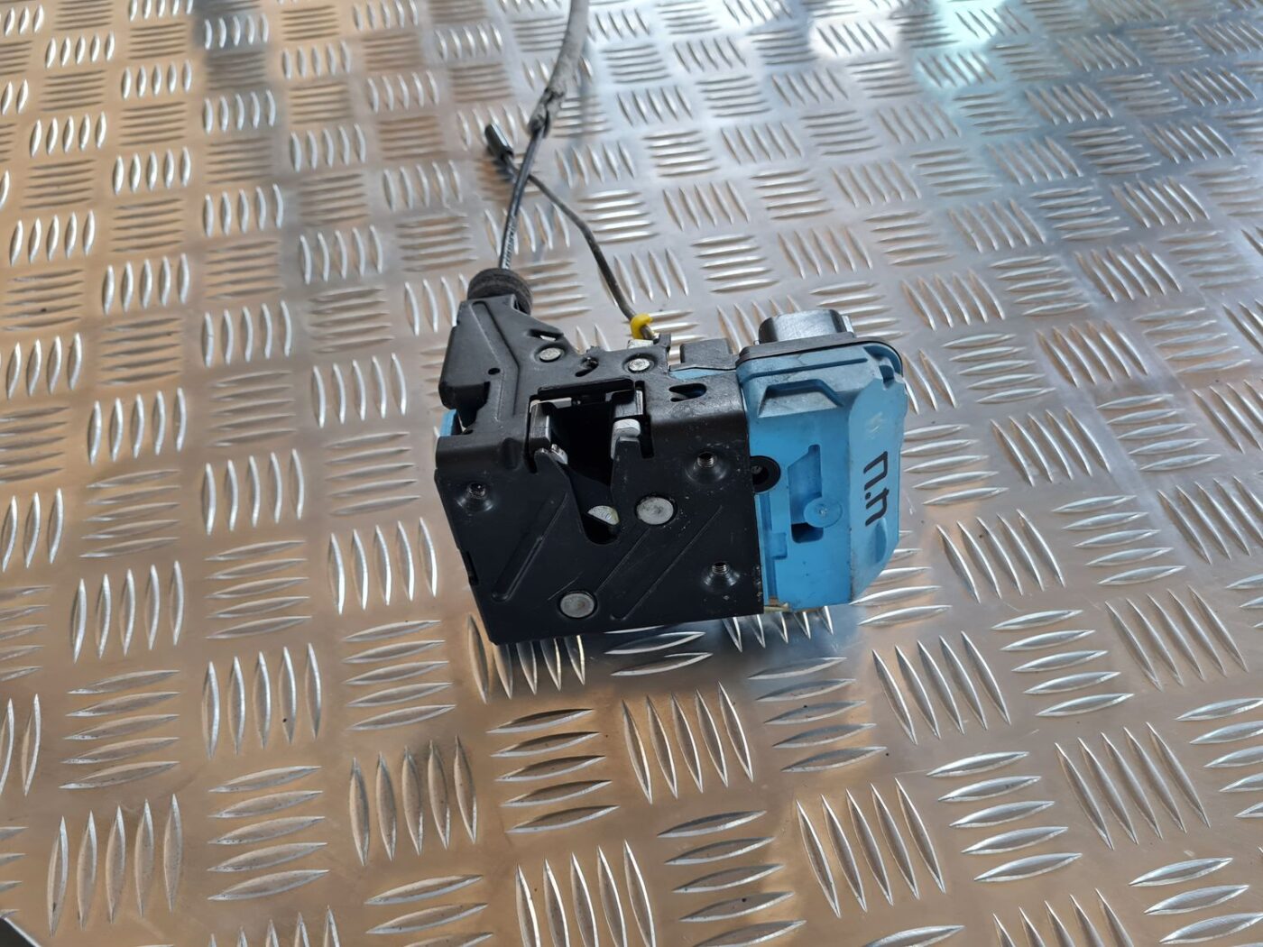 Priekšējo labo durvju slēdzene priekš VOLVO V70 2006 2 Priekšējo labo durvju slēdzene priekš VOLVO V70 2006