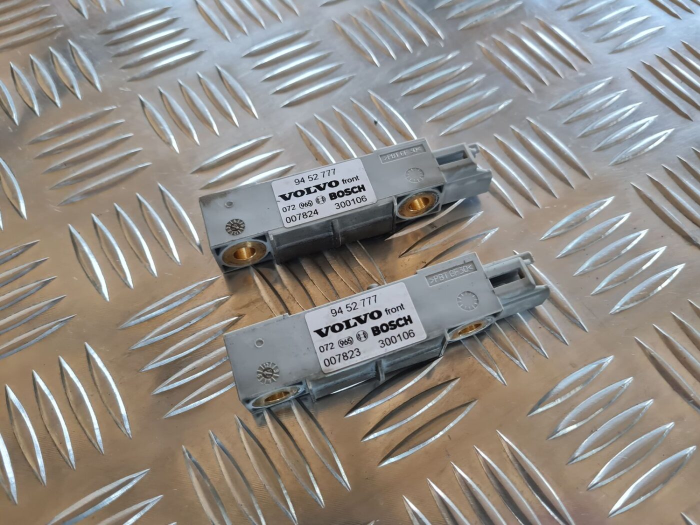 Drošības spilvena trieciensensors priekš VOLVO V70 2006 2 Drošības spilvena trieciensensors priekš VOLVO V70 2006