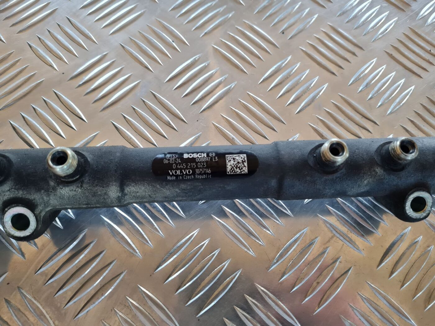 Degvielas sadales caurule priekš VOLVO V70 2006