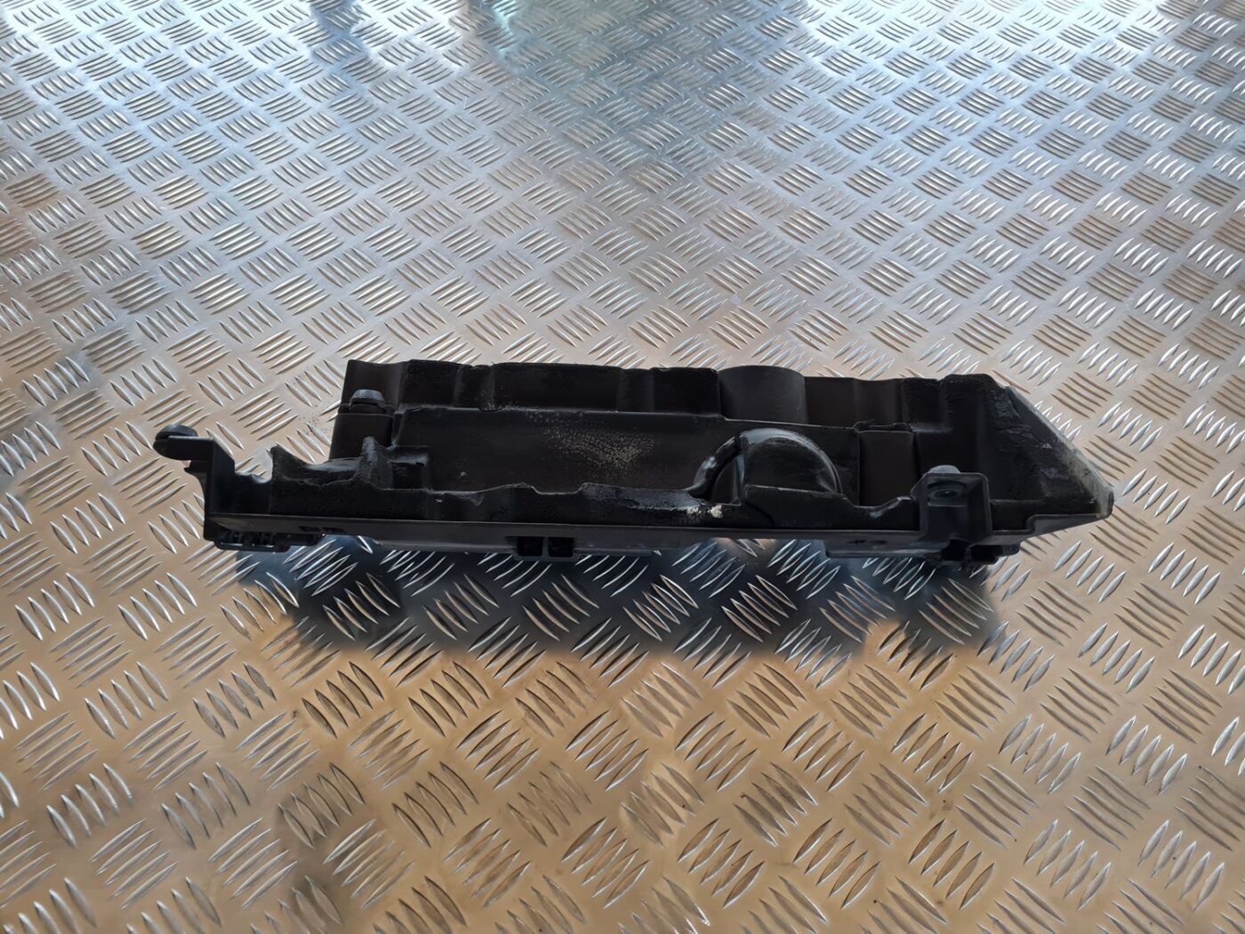 Dzinēja dekoratīva vāka daļa priekš VOLVO V70 2006