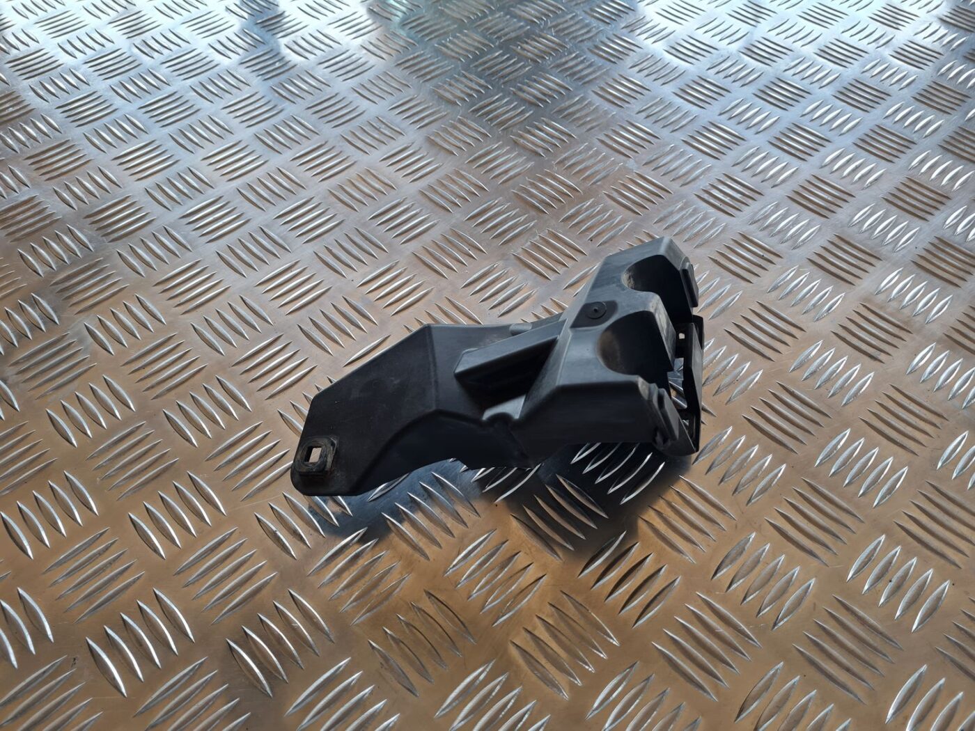 Aizmugurēja bufera kronšteins priekš VOLVO V70 2006 1 Aizmugurēja bufera kronšteins priekš VOLVO V70 2006