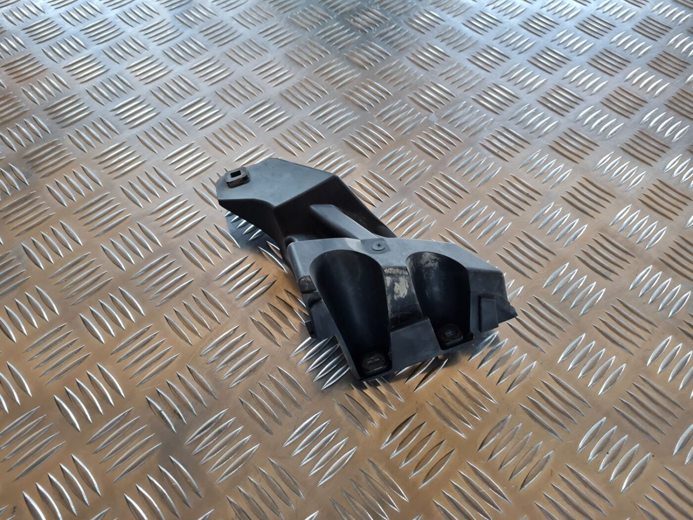 Aizmugurēja bufera kronšteins priekš VOLVO V70 2006 2 Aizmugurēja bufera kronšteins priekš VOLVO V70 2006