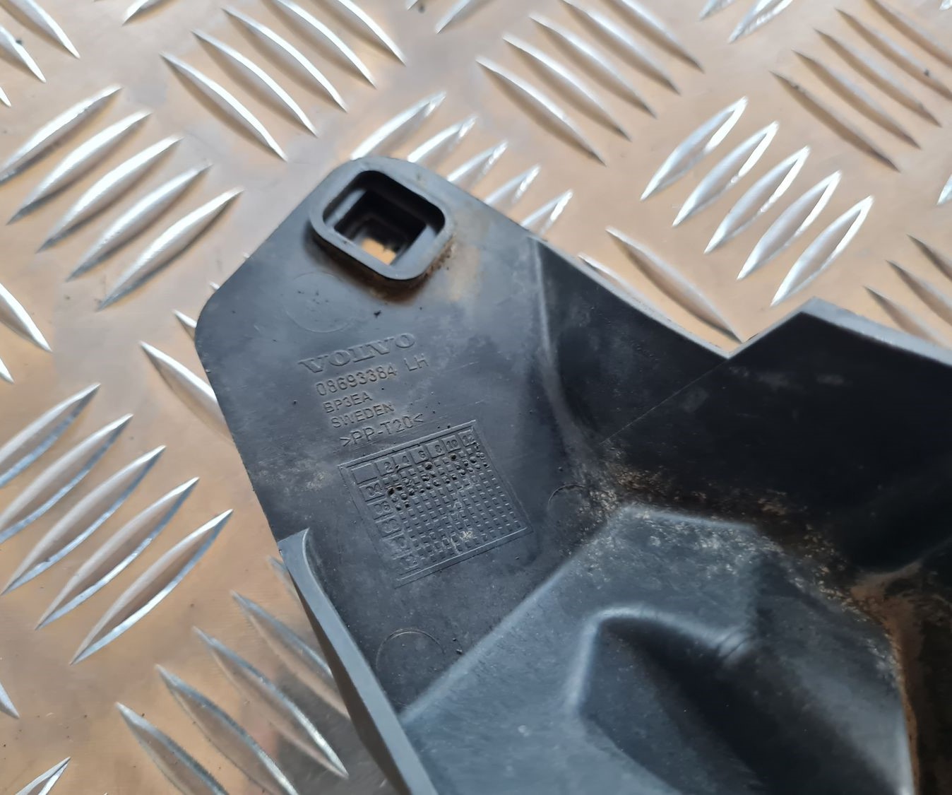 Aizmugurēja bufera kronšteins priekš VOLVO V70 2006 3 Aizmugurēja bufera kronšteins priekš VOLVO V70 2006