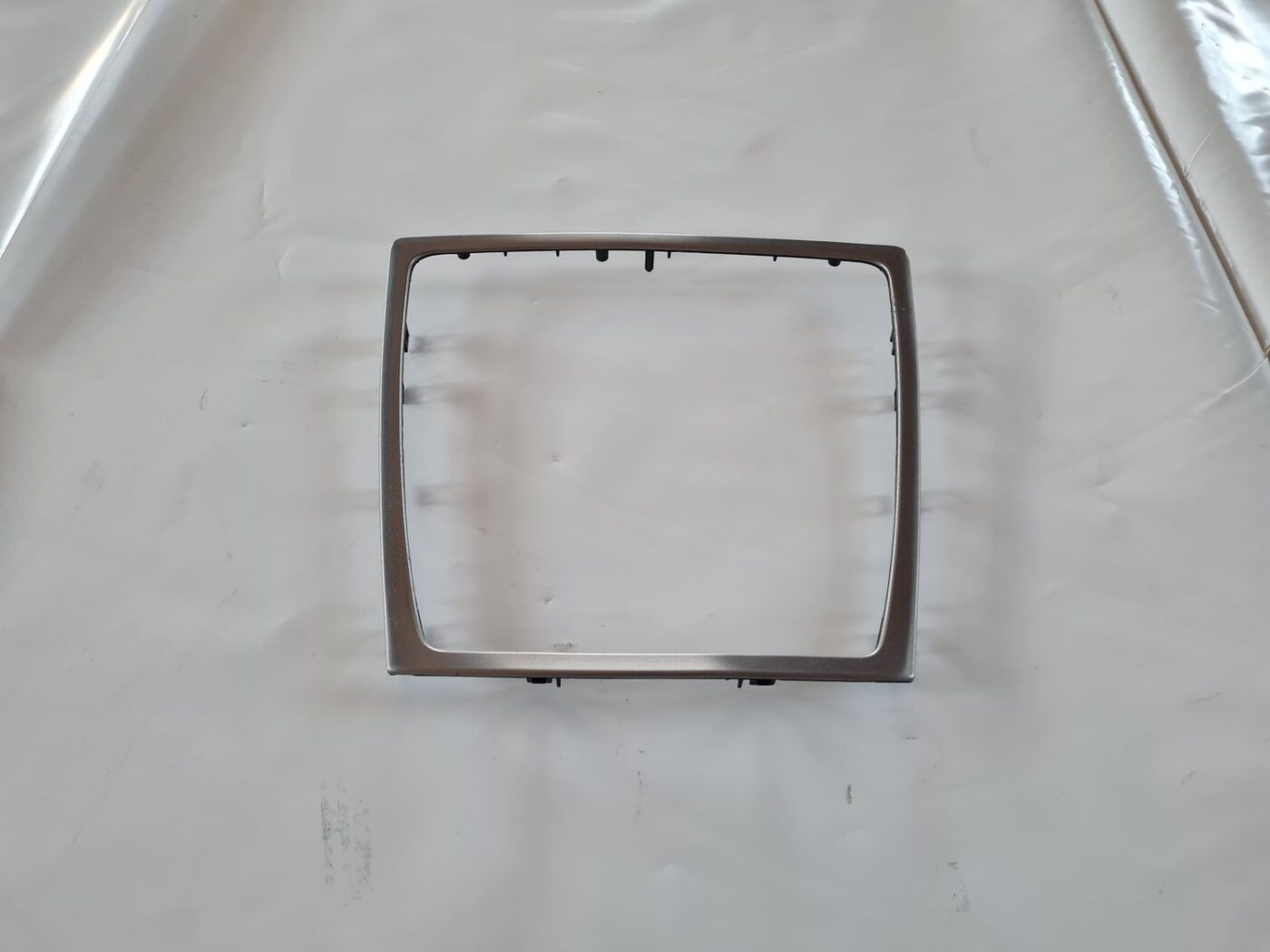 Mērinstrumentu paneļa dekoratīvais rāmis priekš VOLVO V70 2006 1 Mērinstrumentu paneļa dekoratīvais rāmis priekš VOLVO V70 2006