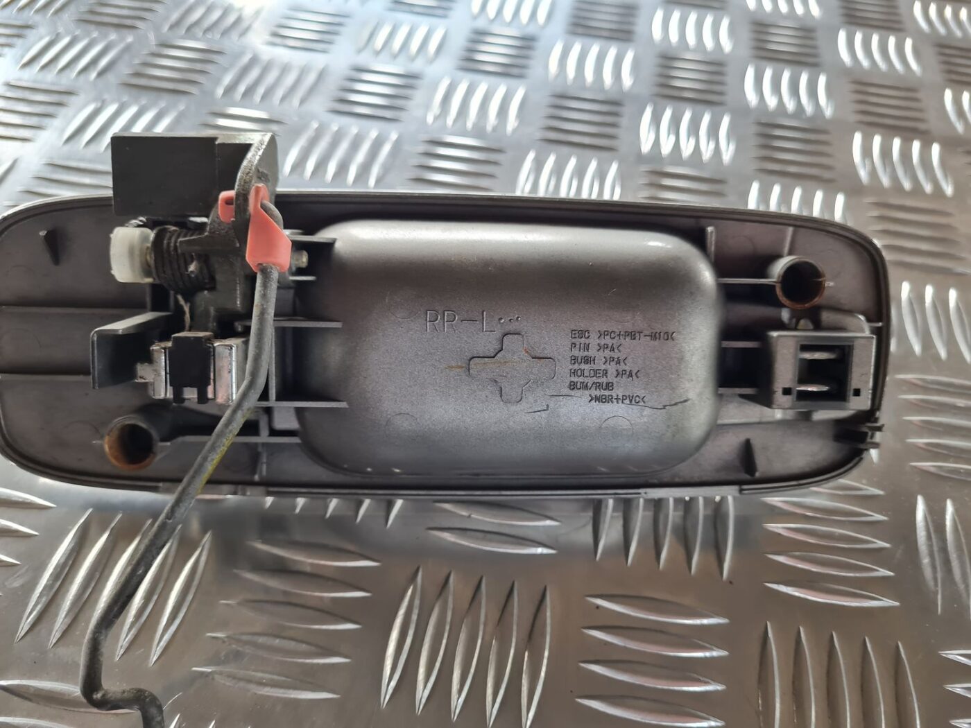 Aizmugurējais kreisais durvju rokturis priekš NISSAN X-TRAIL 2002