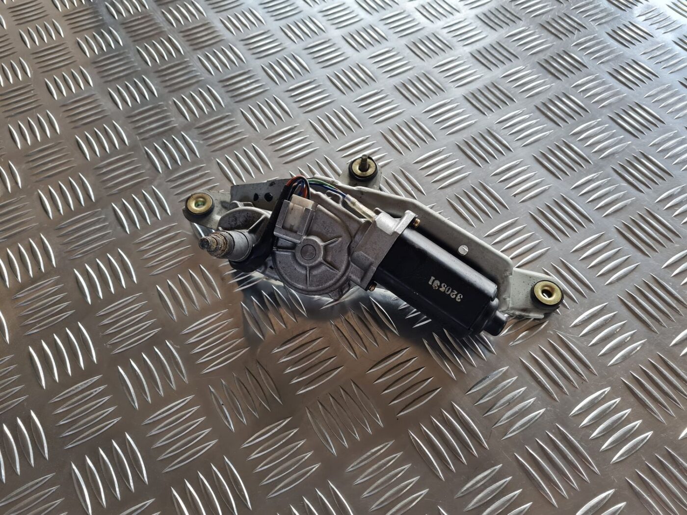 Aizmugurējā stikla tīrītāja motors priekš NISSAN X-TRAIL 2002 1 Aizmugurējā stikla tīrītāja motors priekš NISSAN X-TRAIL 2002