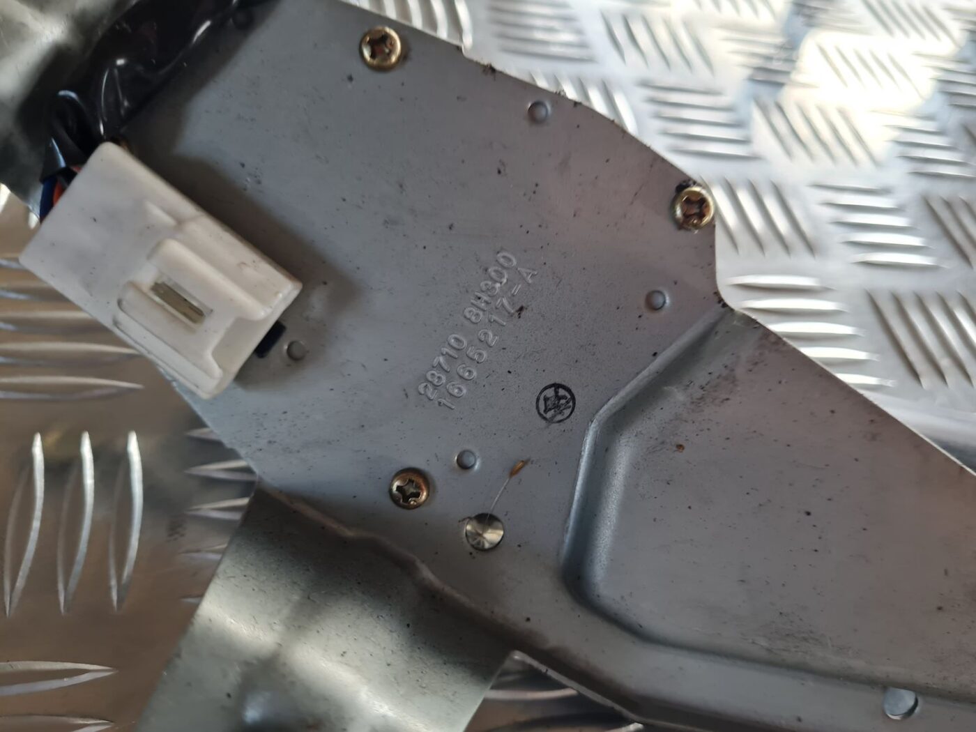 Aizmugurējā stikla tīrītāja motors priekš NISSAN X-TRAIL 2002 3 Aizmugurējā stikla tīrītāja motors priekš NISSAN X-TRAIL 2002