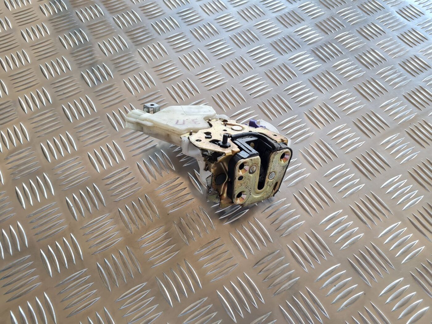 Aizmugurējo labo durvju slēdzene priekš NISSAN X-TRAIL 2002