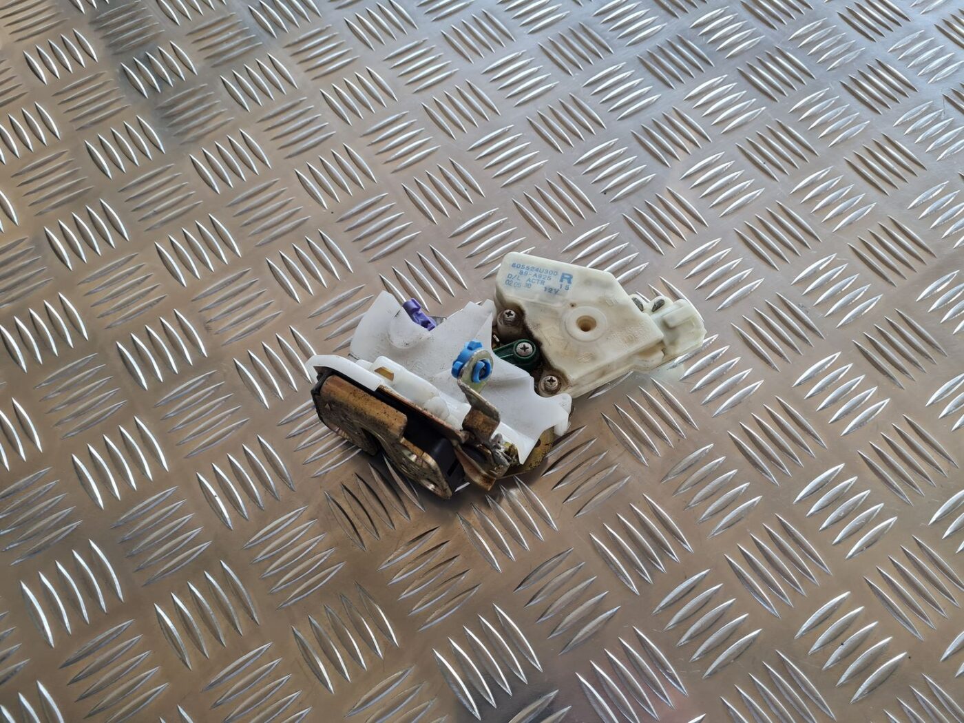 Aizmugurējo labo durvju slēdzene priekš NISSAN X-TRAIL 2002