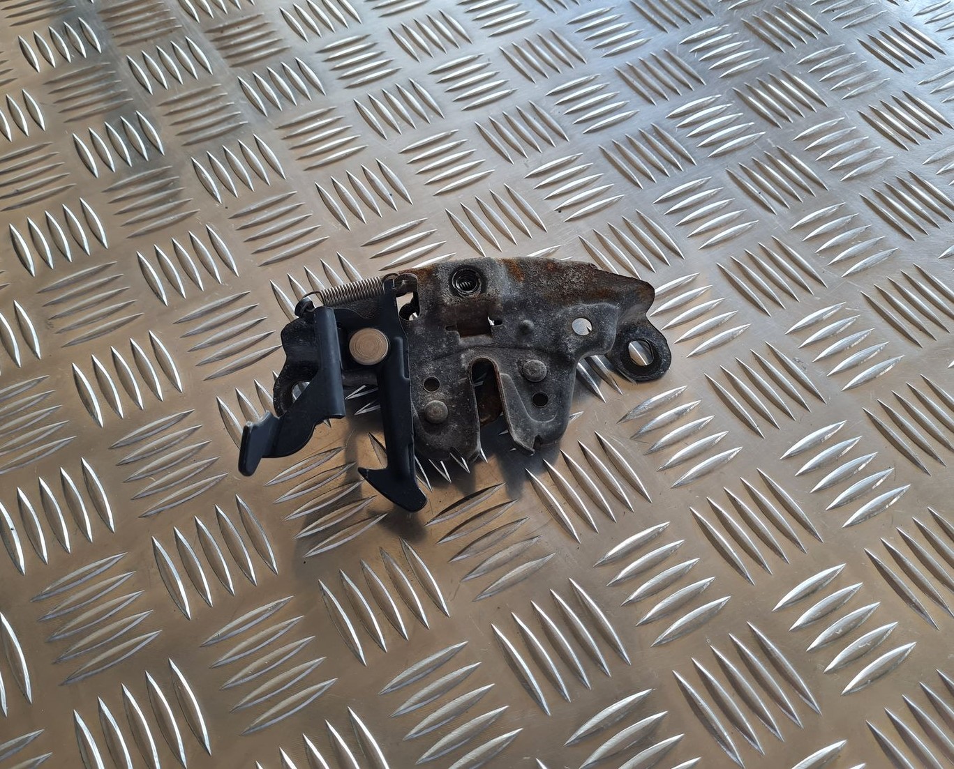 Pārsega slēdzene priekš NISSAN X-TRAIL 2002 1 Pārsega slēdzene priekš NISSAN X-TRAIL 2002