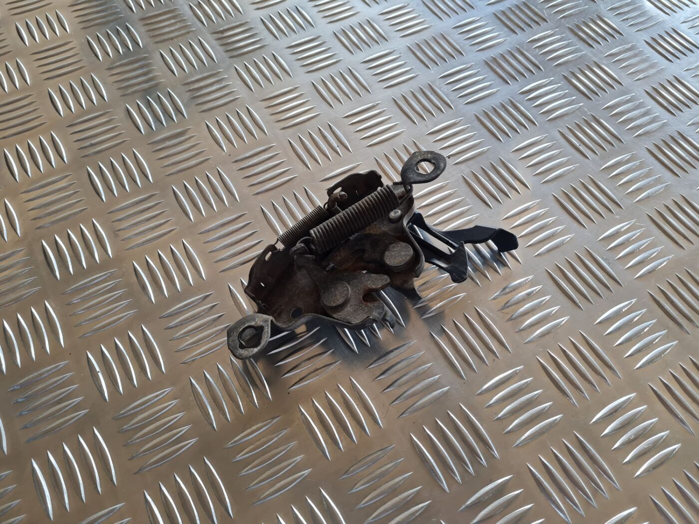 Pārsega slēdzene priekš NISSAN X-TRAIL 2002 2 Pārsega slēdzene priekš NISSAN X-TRAIL 2002