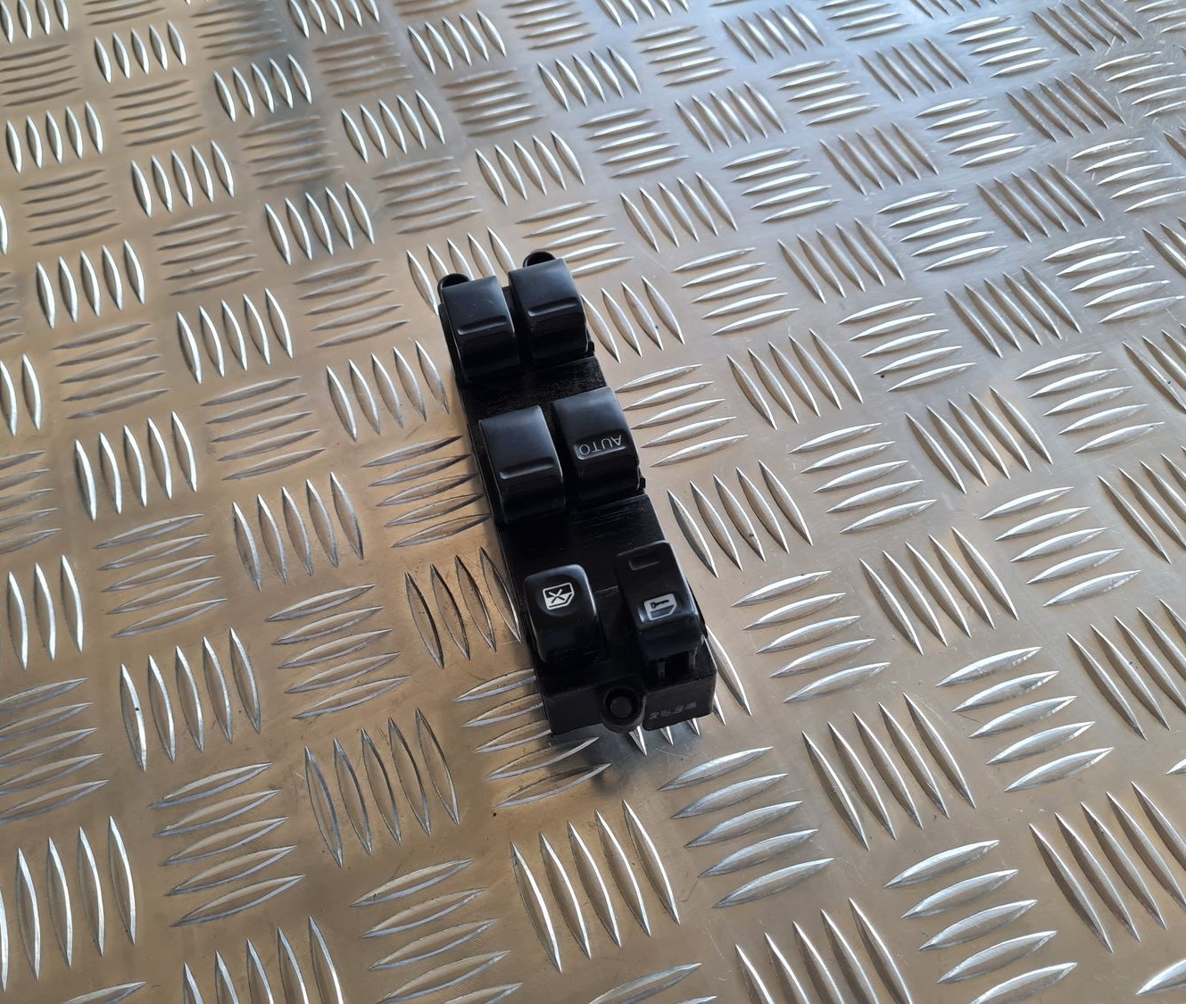 Šofera durvju slēdža pogas priekš NISSAN X-TRAIL 2002 3 Šofera durvju slēdža pogas priekš NISSAN X-TRAIL 2002