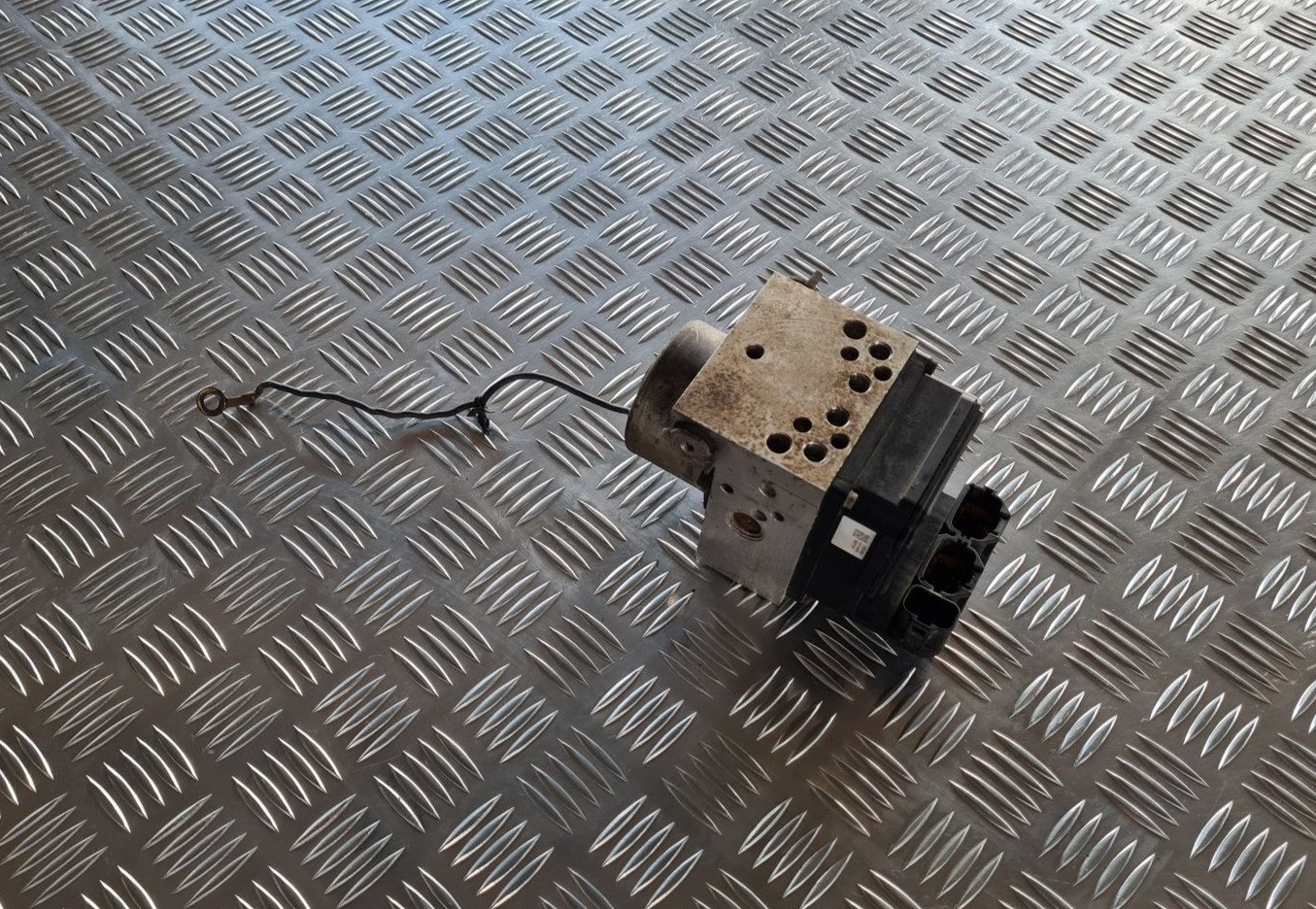 ABS bloks priekš NISSAN X-TRAIL 2002