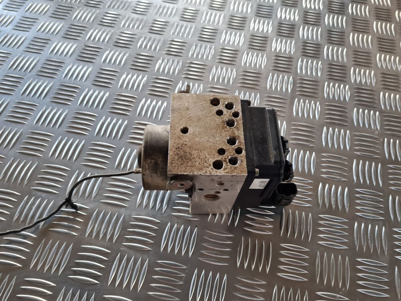 ABS bloks priekš NISSAN X-TRAIL 2002