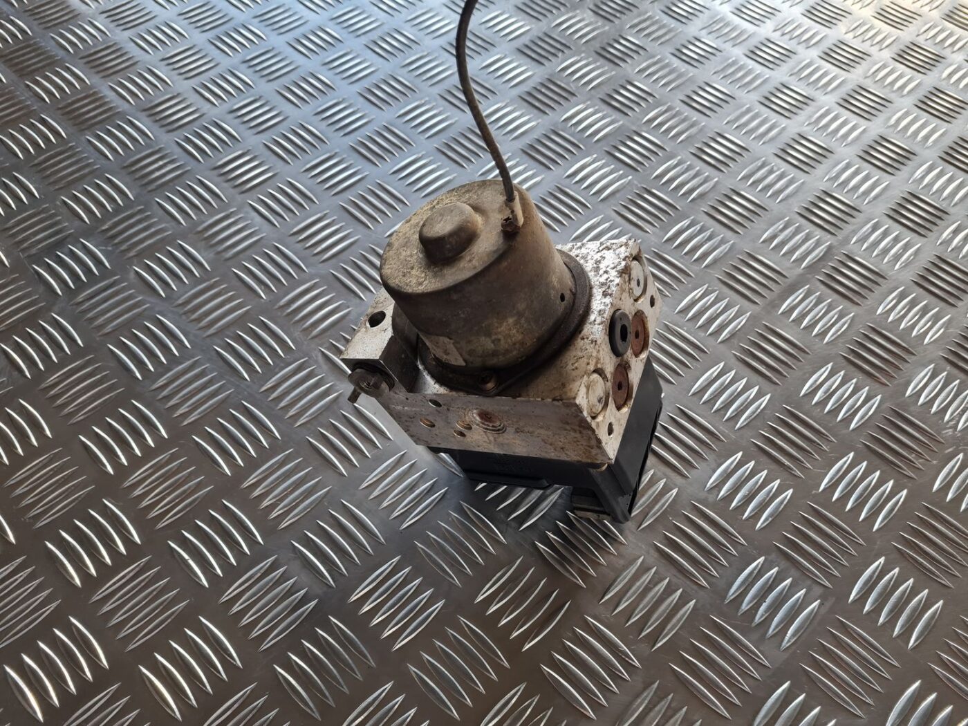 ABS bloks priekš NISSAN X-TRAIL 2002