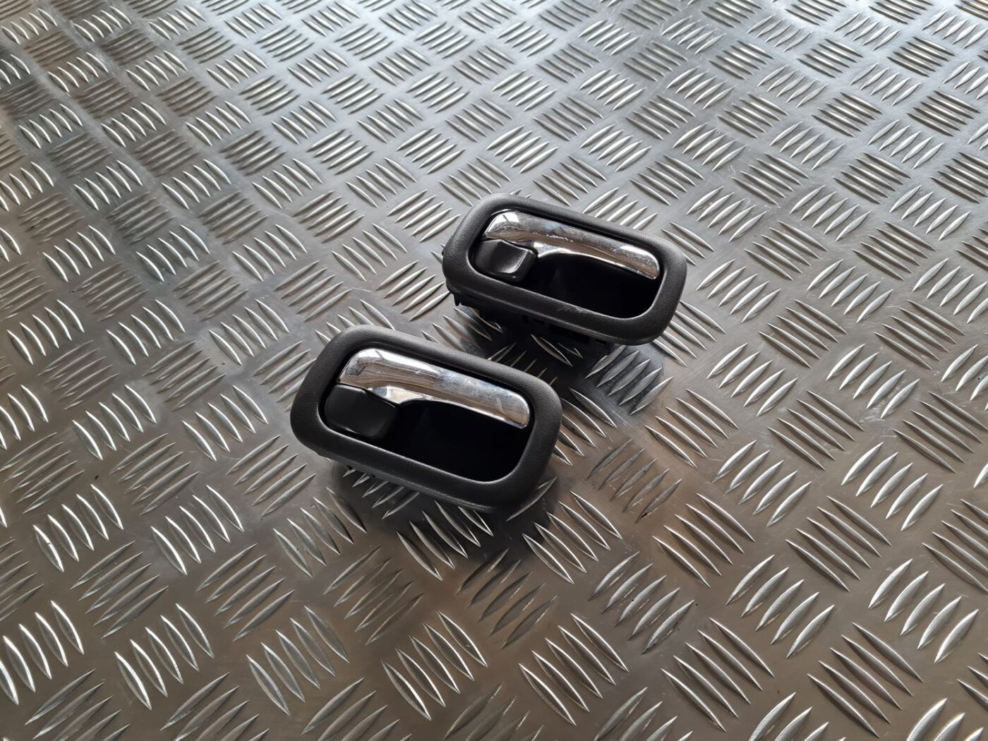 Salona durvju rokturis priekš NISSAN X-TRAIL 2002 1 Salona durvju rokturis priekš NISSAN X-TRAIL 2002