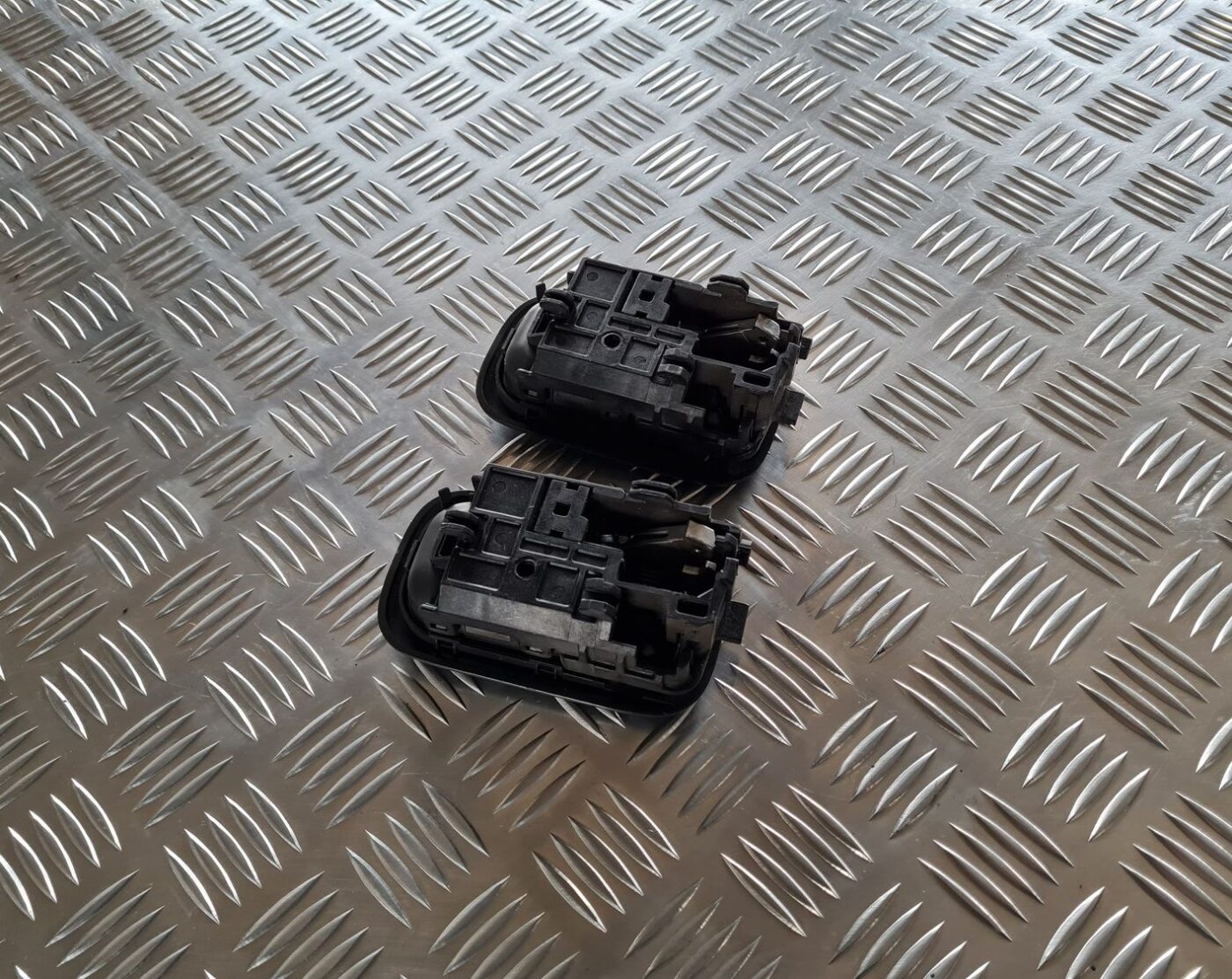 Salona durvju rokturis priekš NISSAN X-TRAIL 2002 2 Salona durvju rokturis priekš NISSAN X-TRAIL 2002