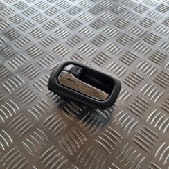 Salona durvju rokturis, aizmugures kreisais priekš NISSAN X-TRAIL 2002