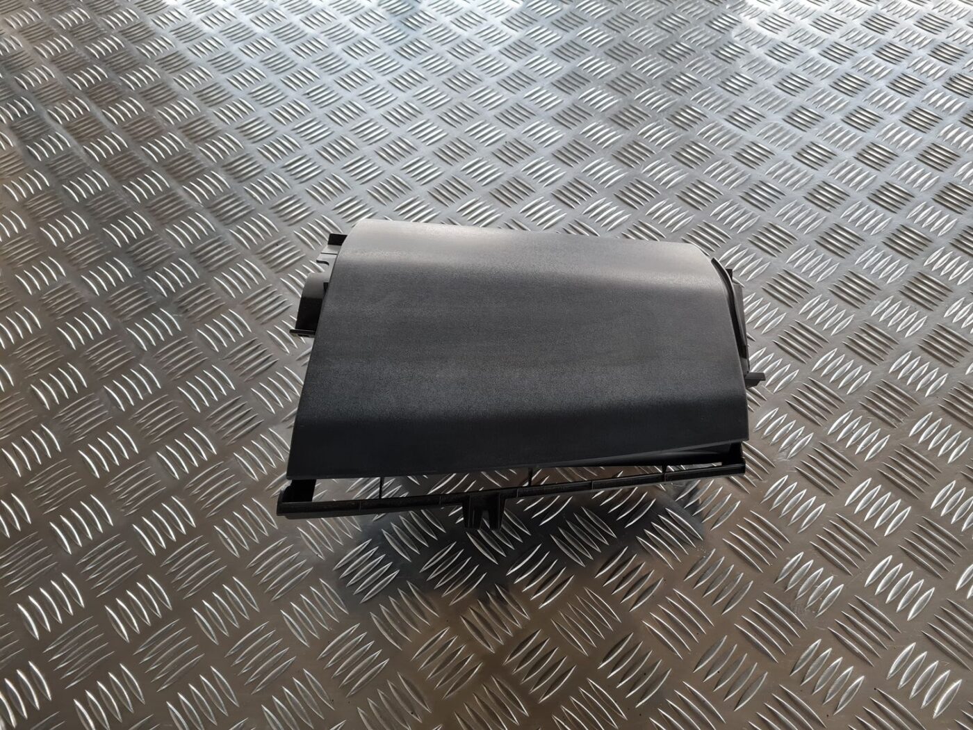 Mantu glabāšanas nodalījums vadītāja pusē priekš NISSAN X-TRAIL 2002