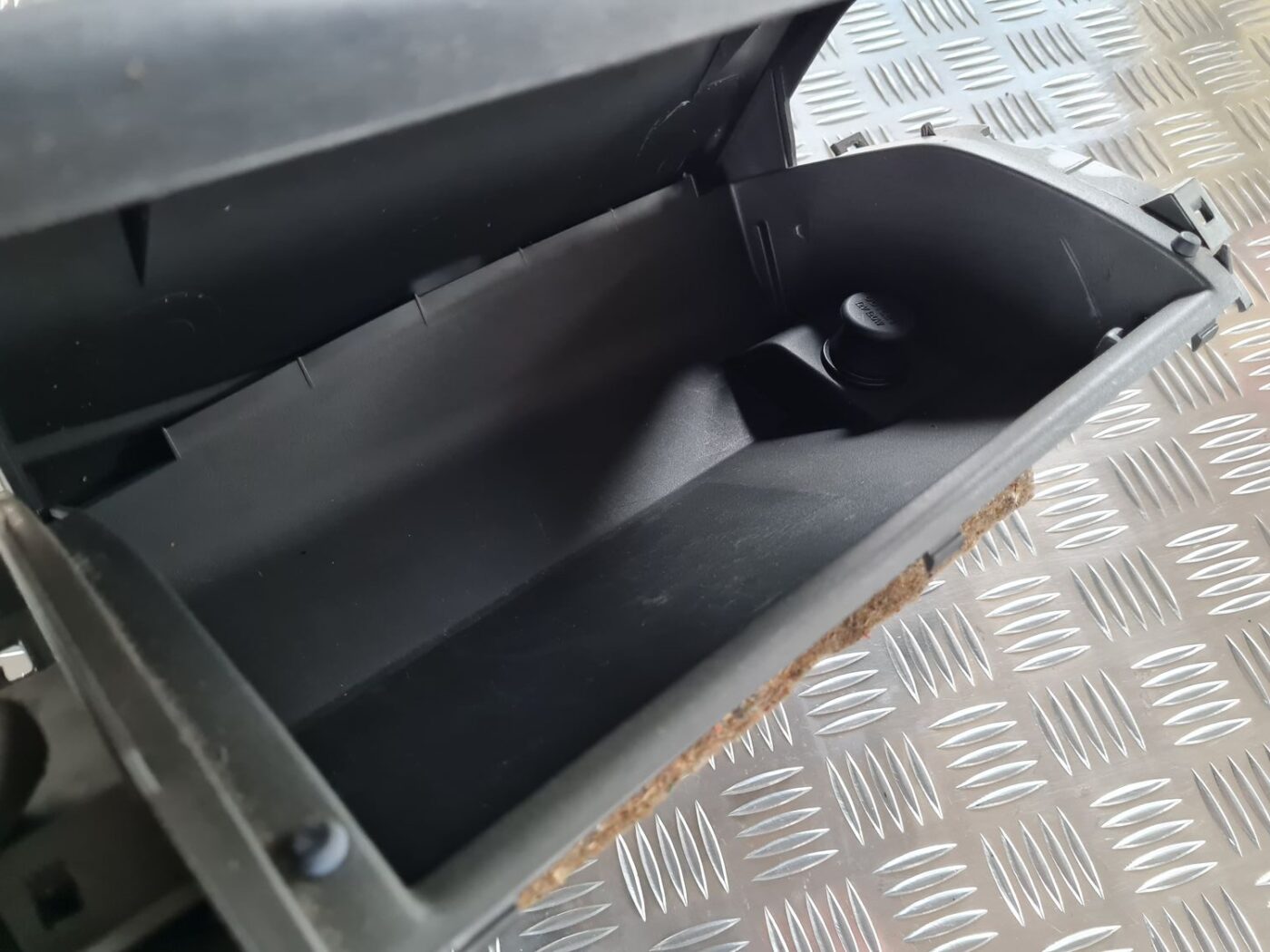 Mantu glabāšanas nodalījums vadītāja pusē priekš NISSAN X-TRAIL 2002