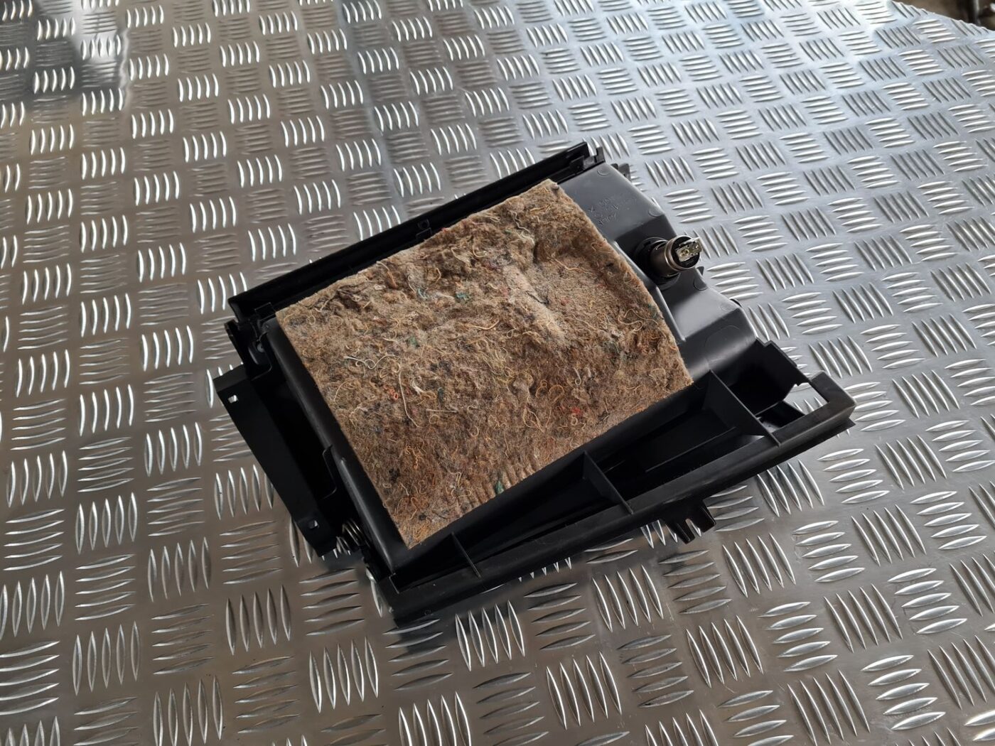 Mantu glabāšanas nodalījums vadītāja pusē priekš NISSAN X-TRAIL 2002