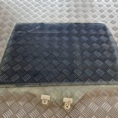 Aizmugurējo kreiso durvju stikls priekš NISSAN X-TRAIL 2002