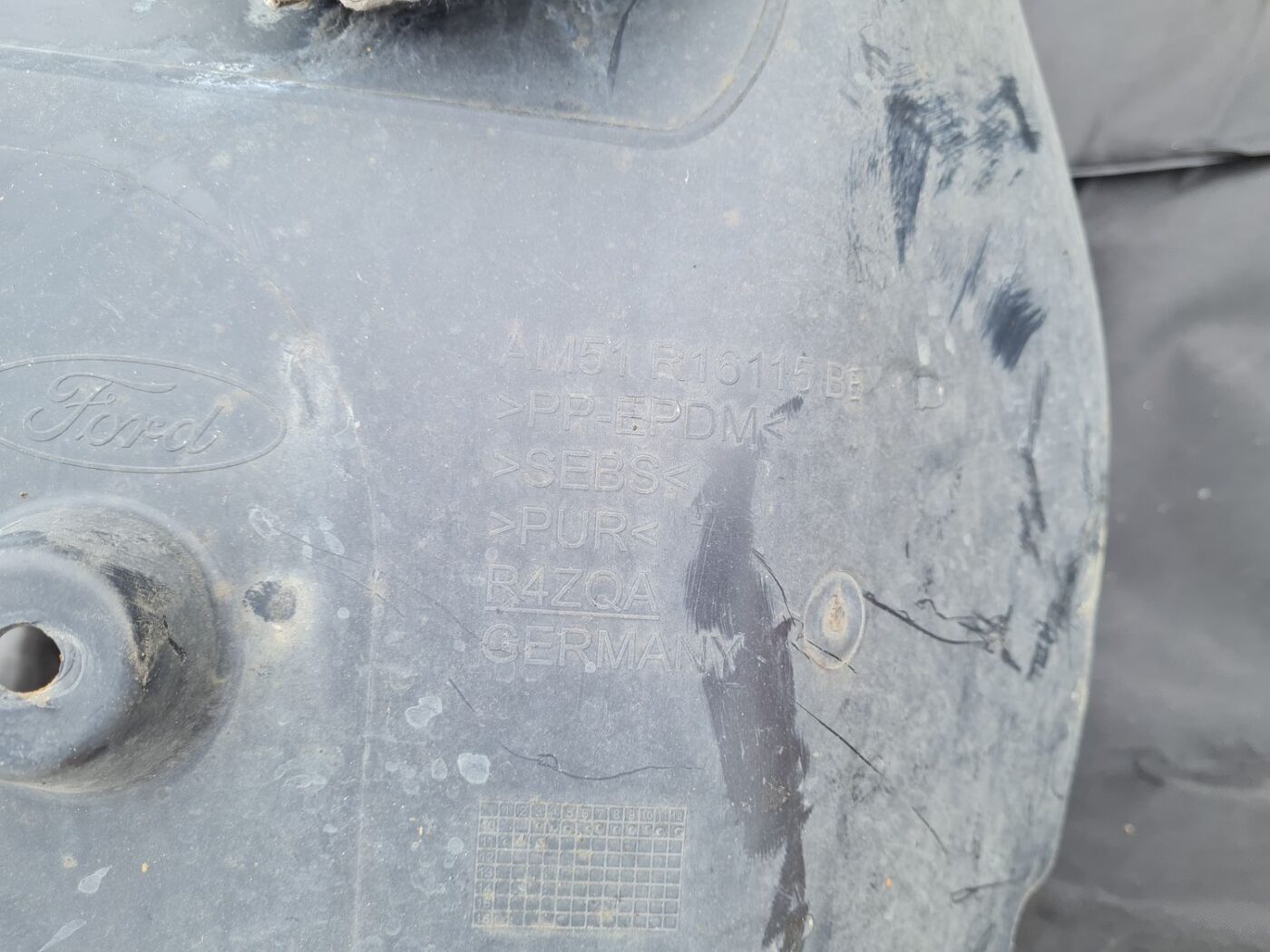 Priekšējais kreisais paspārns priekš FORD C-MAX 2011