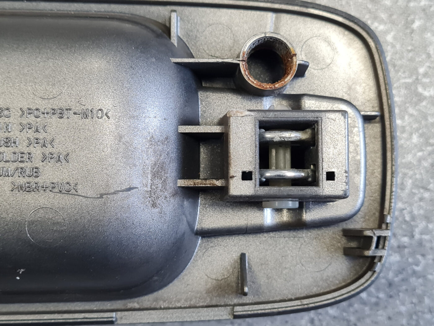 Aizmugurējais kreisais durvju rokturis priekš NISSAN X-TRAIL 2002