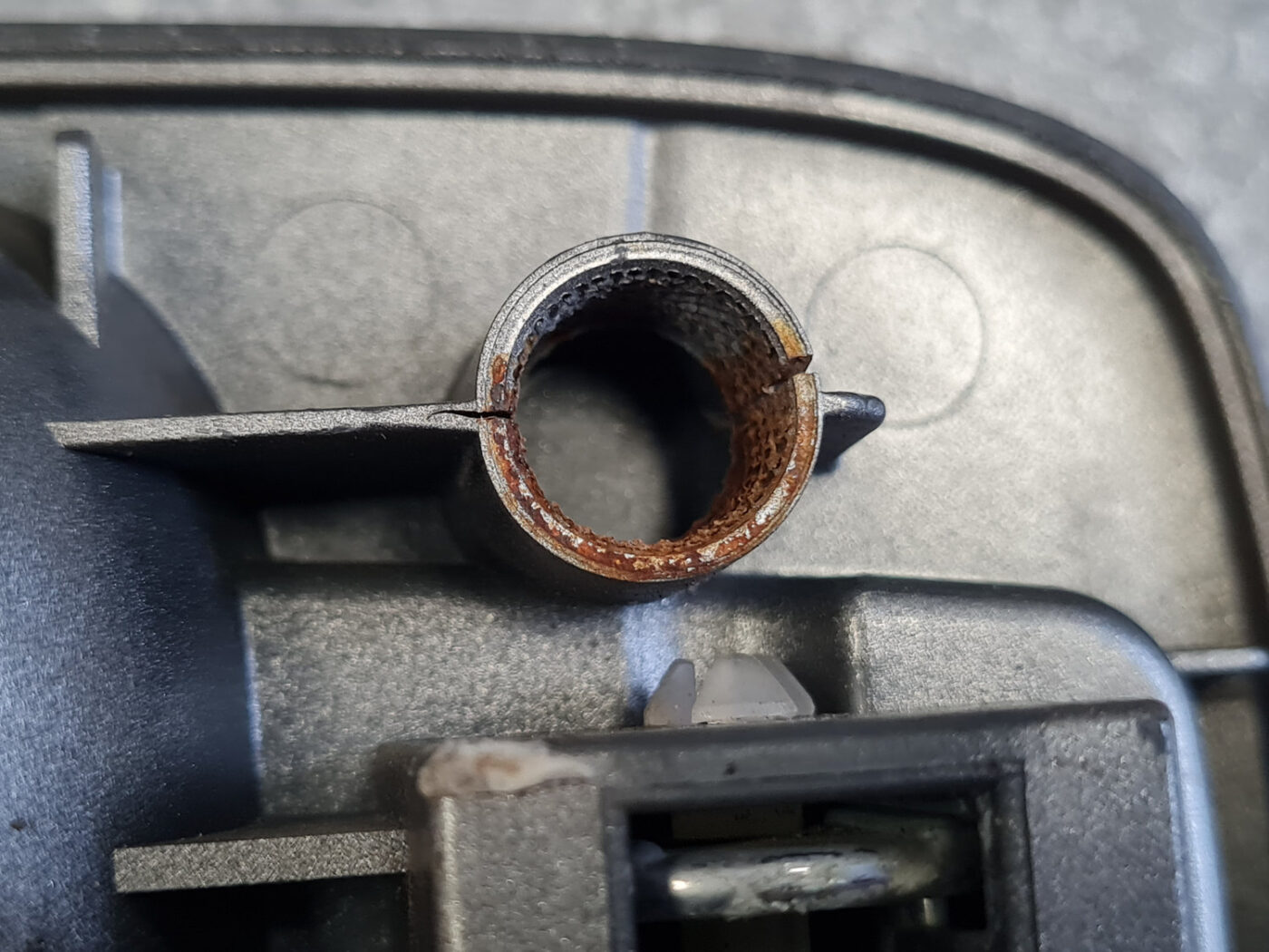 Aizmugurējais kreisais durvju rokturis priekš NISSAN X-TRAIL 2002