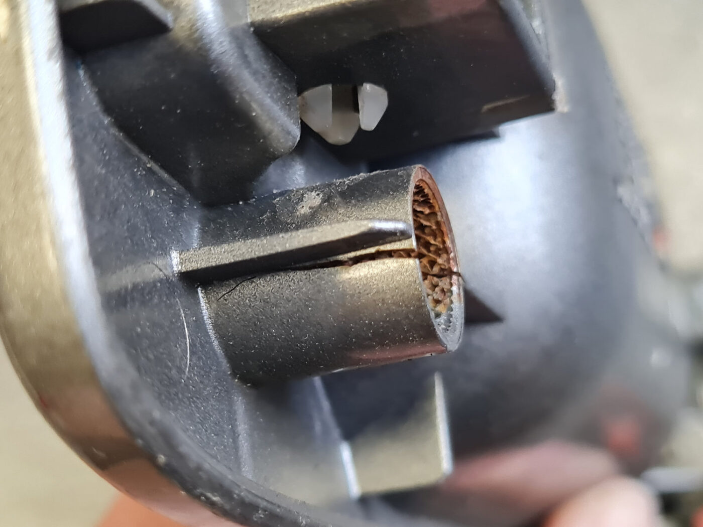 Aizmugurējais kreisais durvju rokturis priekš NISSAN X-TRAIL 2002