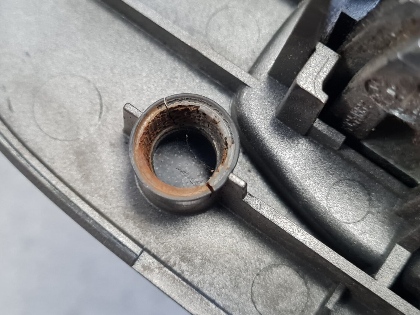 Aizmugurējais kreisais durvju rokturis priekš NISSAN X-TRAIL 2002