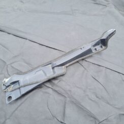 Ieliktņis starp spārnu un durvīm priekš TOYOTA COROLLA VERSO 2005