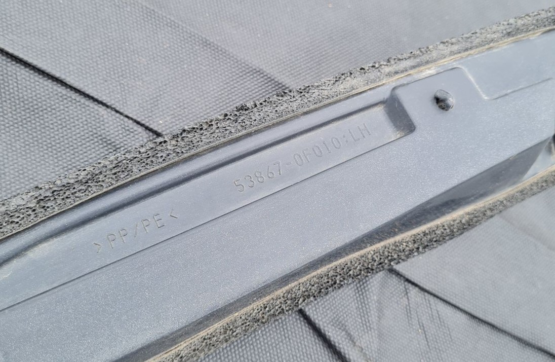 Ieliktņis starp spārnu un durvīm priekš TOYOTA COROLLA VERSO 2005